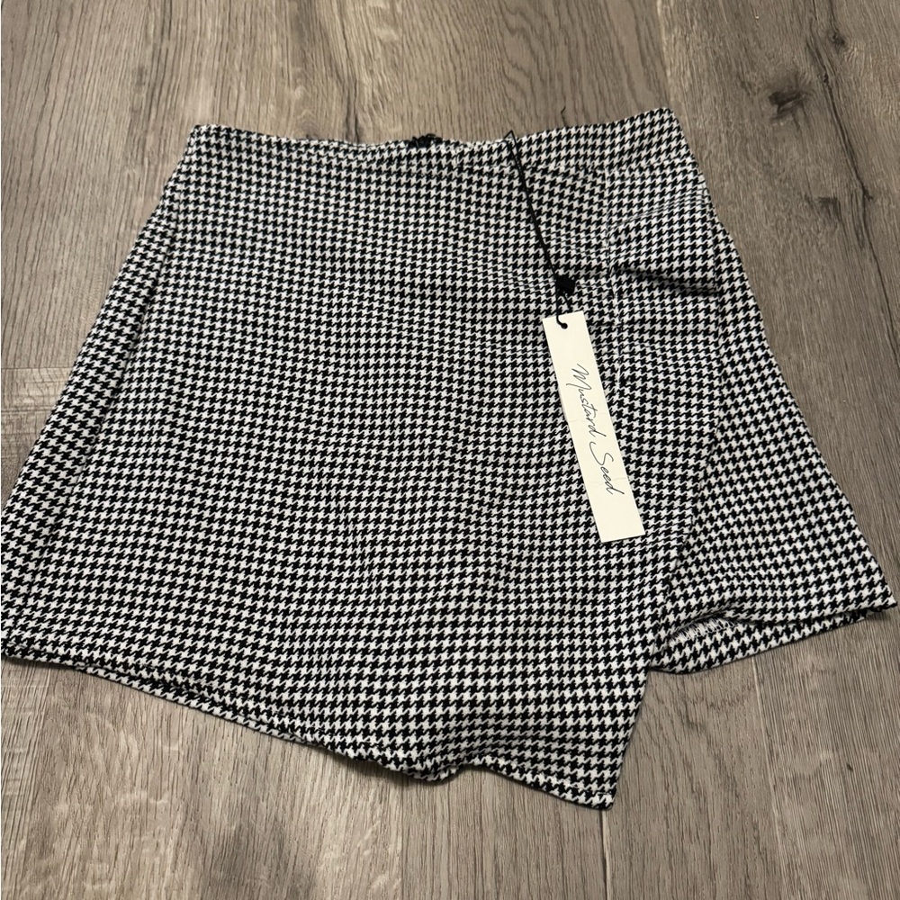 Black and White Houndstooth Women's Shorts